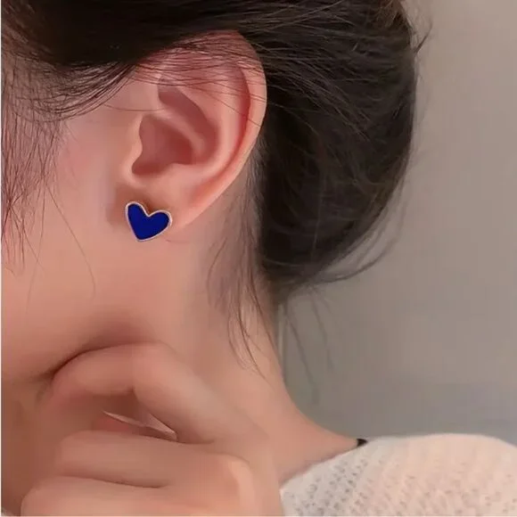 NEW Hailee 18K Gold Plated Navy Blue Enamel Heart Stud Earrings - Picture 2 of 4